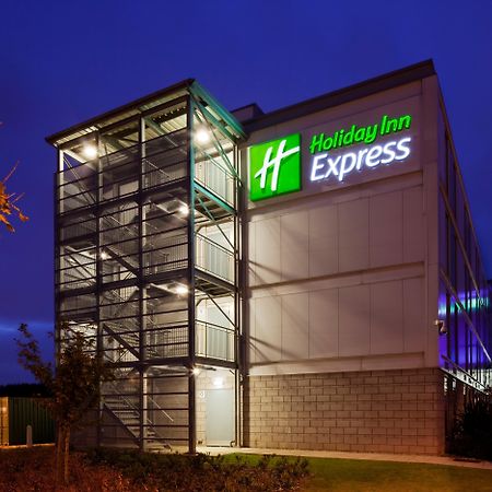 Holiday Inn Express London Stansted Airport By Ihg Stansted Mountfitchet Esterno foto