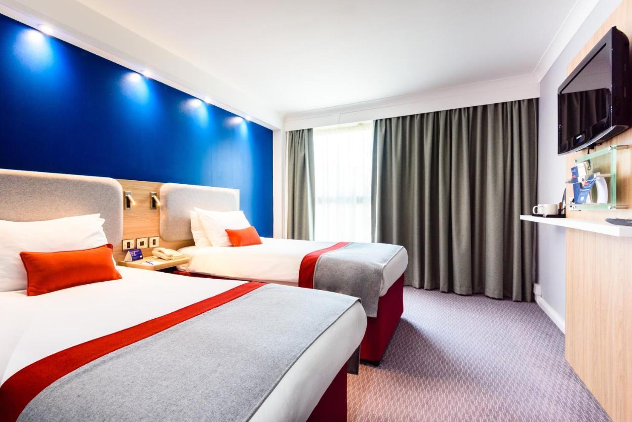 Holiday Inn Express London Stansted Airport By Ihg Stansted Mountfitchet Esterno foto