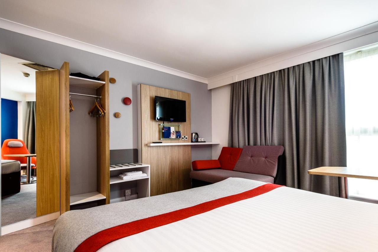 Holiday Inn Express London Stansted Airport By Ihg Stansted Mountfitchet Esterno foto