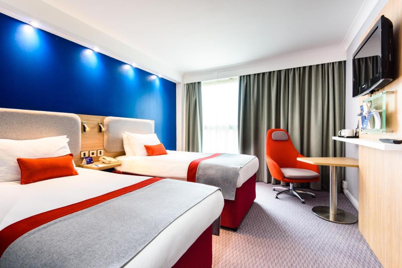 Holiday Inn Express London Stansted Airport By Ihg Stansted Mountfitchet Esterno foto