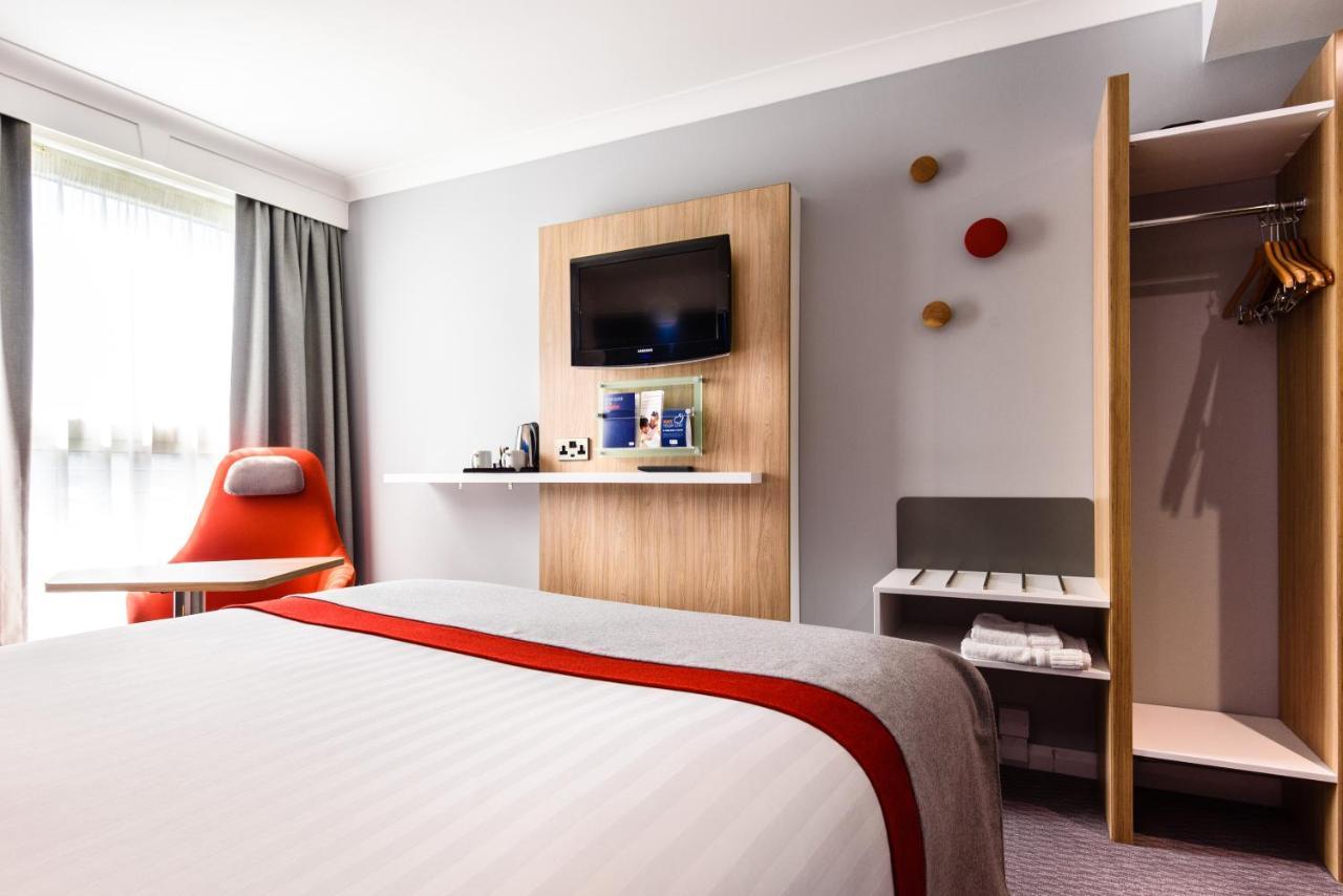 Holiday Inn Express London Stansted Airport By Ihg Stansted Mountfitchet Esterno foto