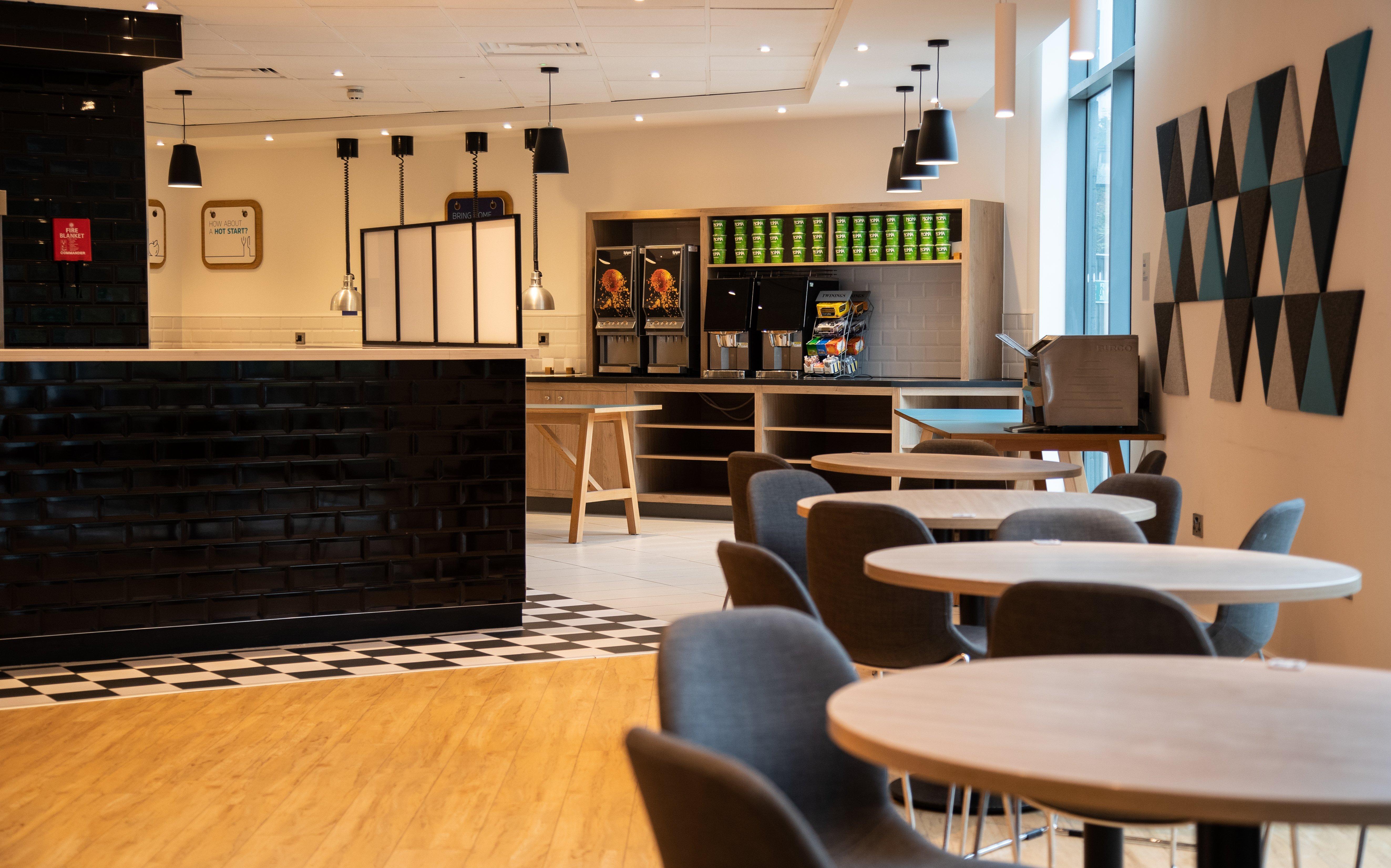 Holiday Inn Express London Stansted Airport By Ihg Stansted Mountfitchet Esterno foto