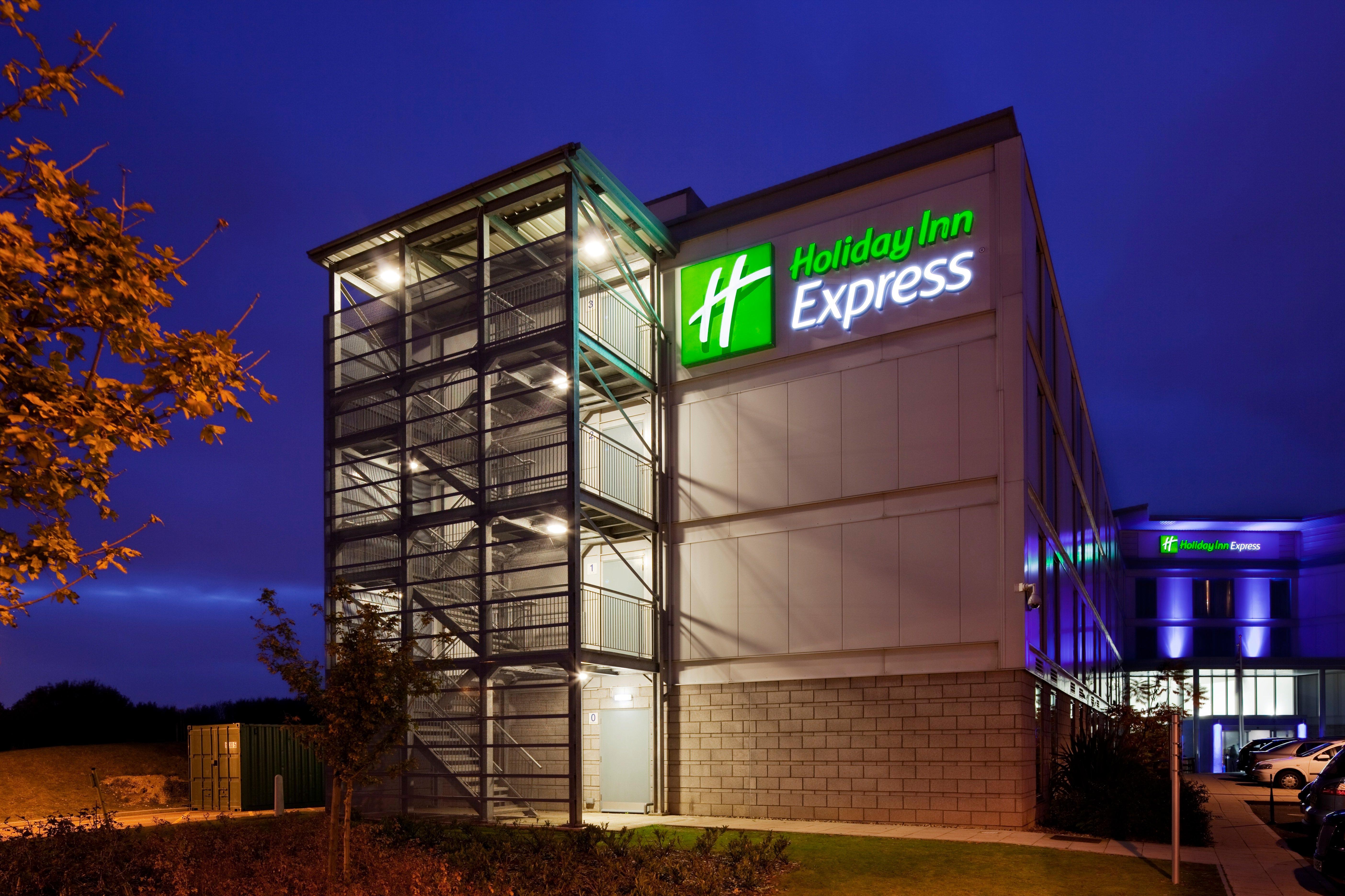 Holiday Inn Express London Stansted Airport By Ihg Stansted Mountfitchet Esterno foto