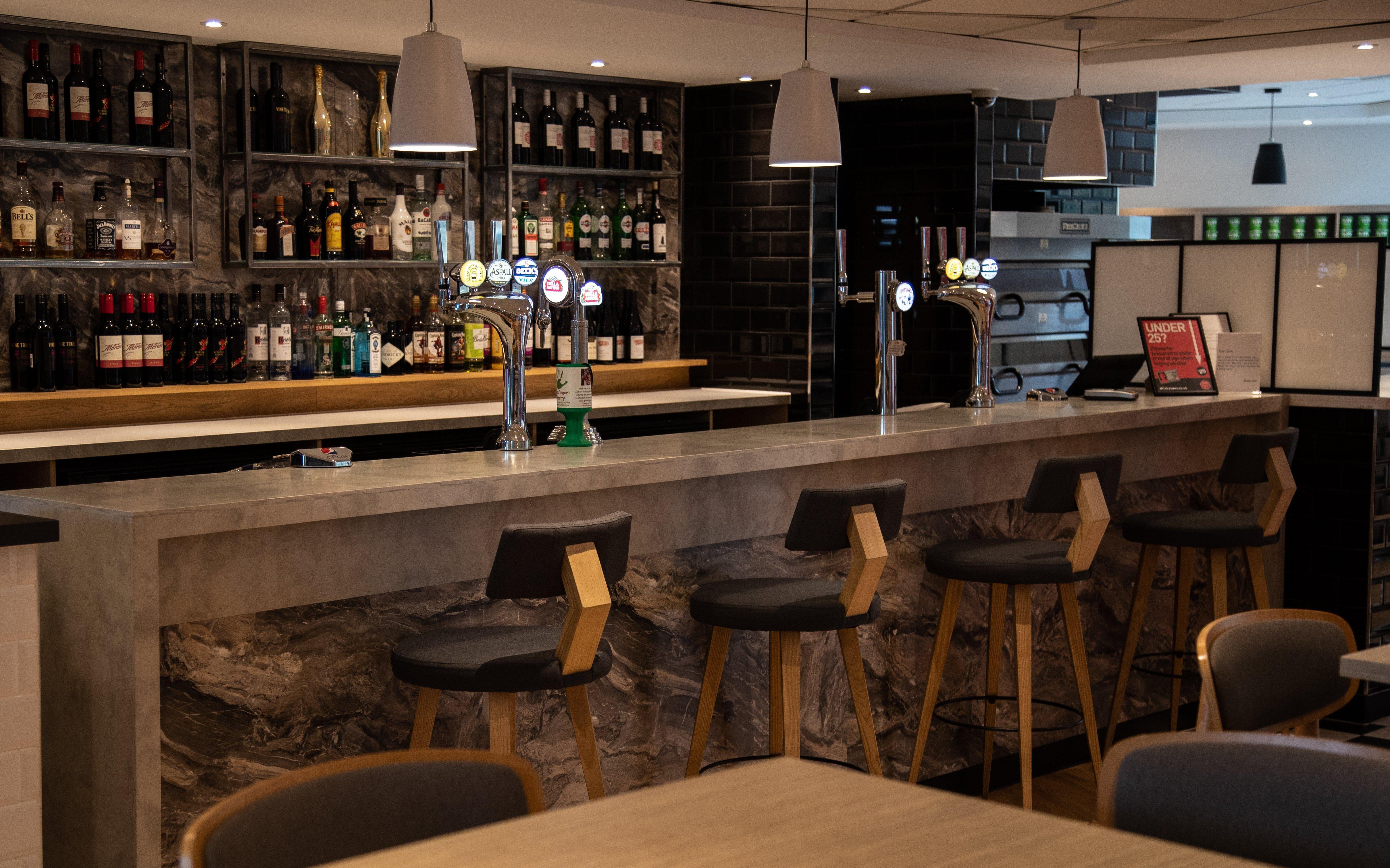 Holiday Inn Express London Stansted Airport By Ihg Stansted Mountfitchet Esterno foto