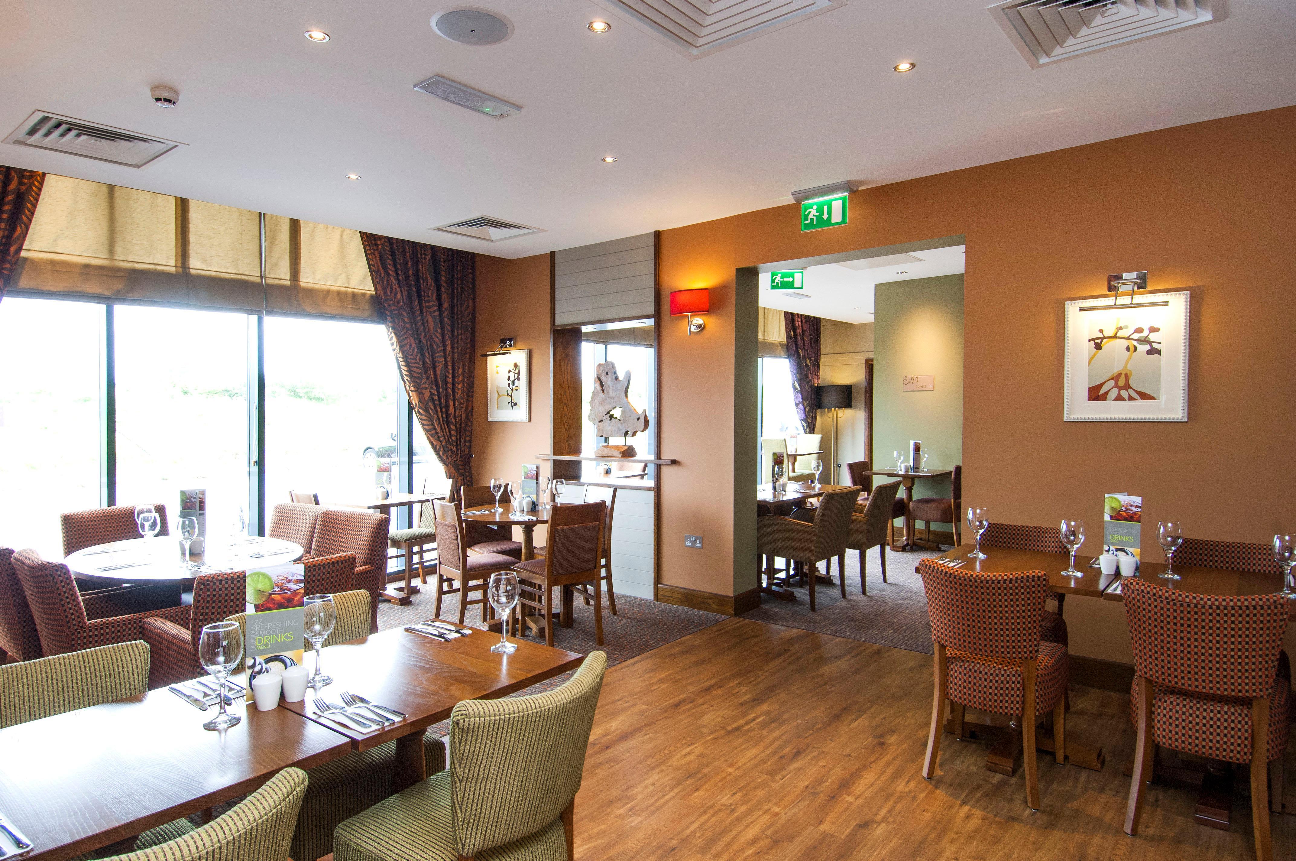 Holiday Inn Express London Stansted Airport By Ihg Stansted Mountfitchet Esterno foto