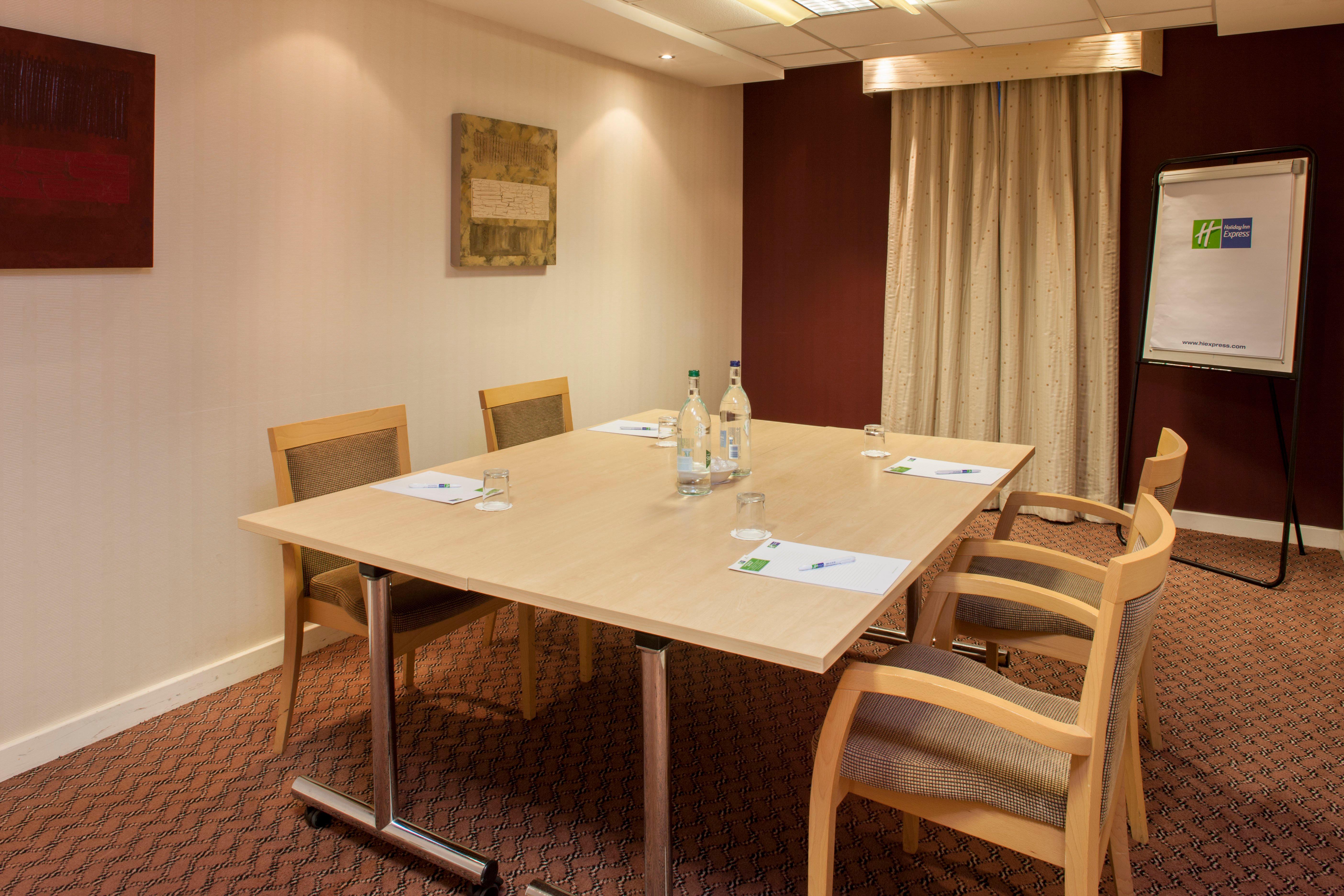 Holiday Inn Express London Stansted Airport By Ihg Stansted Mountfitchet Esterno foto