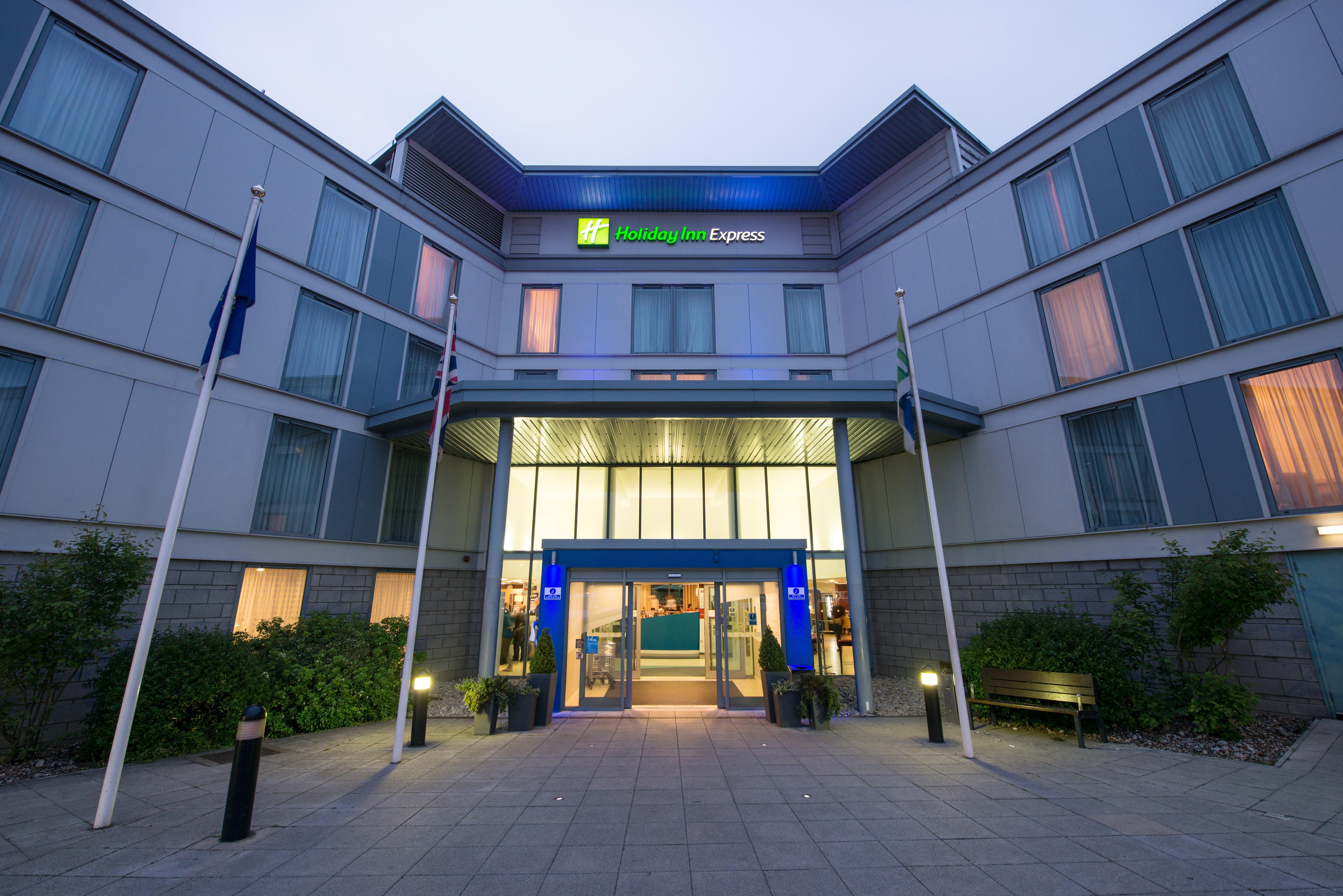Holiday Inn Express London Stansted Airport By Ihg Stansted Mountfitchet Esterno foto