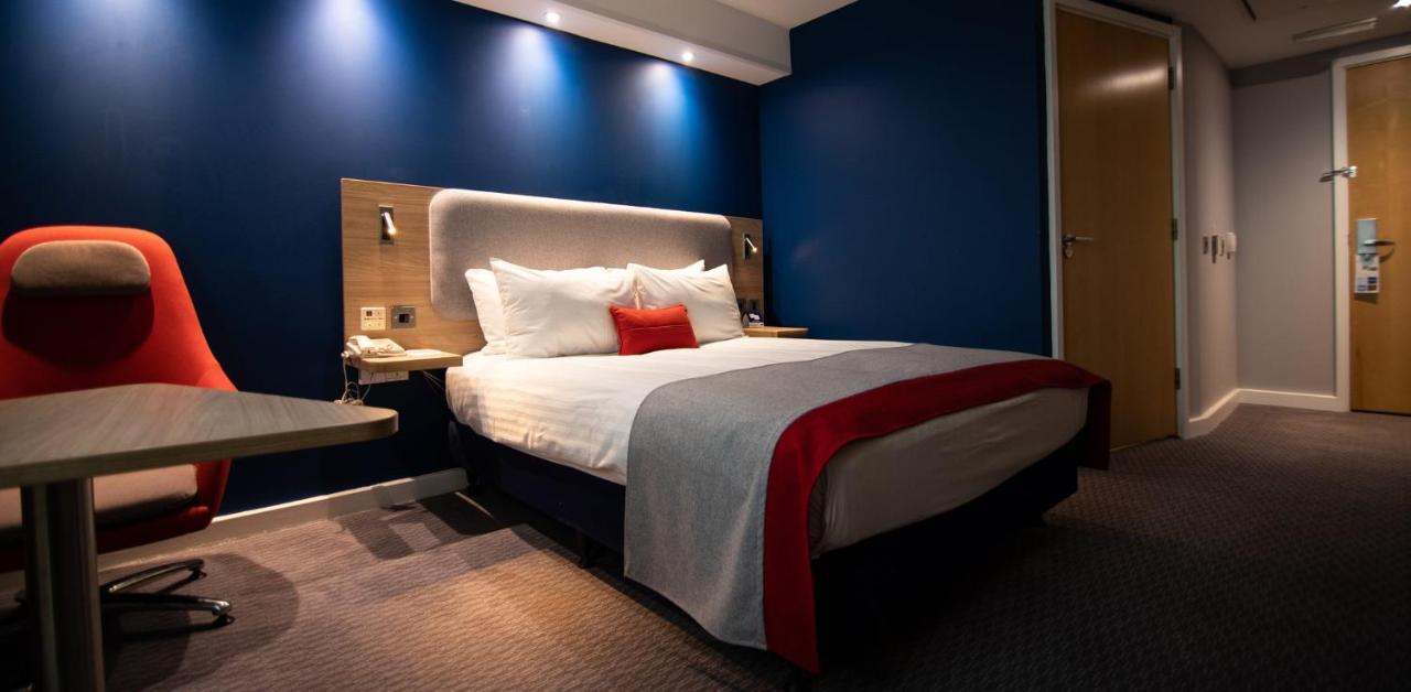 Holiday Inn Express London Stansted Airport By Ihg Stansted Mountfitchet Esterno foto