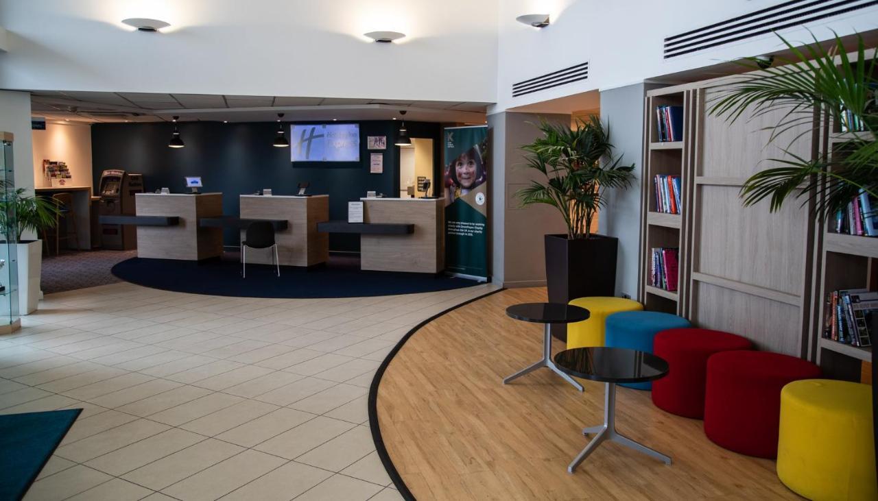 Holiday Inn Express London Stansted Airport By Ihg Stansted Mountfitchet Esterno foto