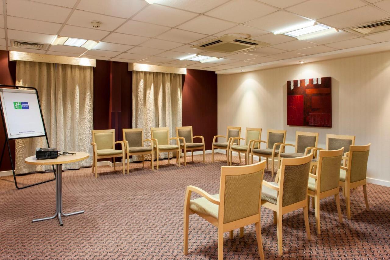 Holiday Inn Express London Stansted Airport By Ihg Stansted Mountfitchet Esterno foto