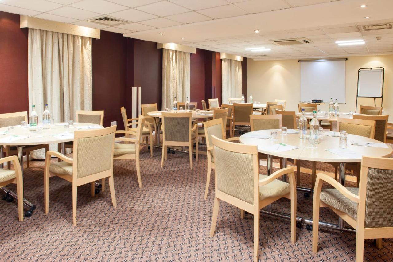 Holiday Inn Express London Stansted Airport By Ihg Stansted Mountfitchet Esterno foto