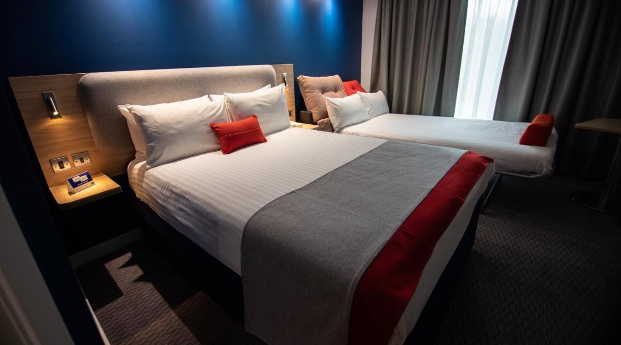 Holiday Inn Express London Stansted Airport By Ihg Stansted Mountfitchet Esterno foto