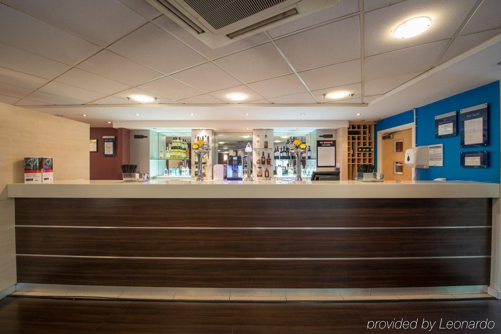Holiday Inn Express London Stansted Airport By Ihg Stansted Mountfitchet Esterno foto