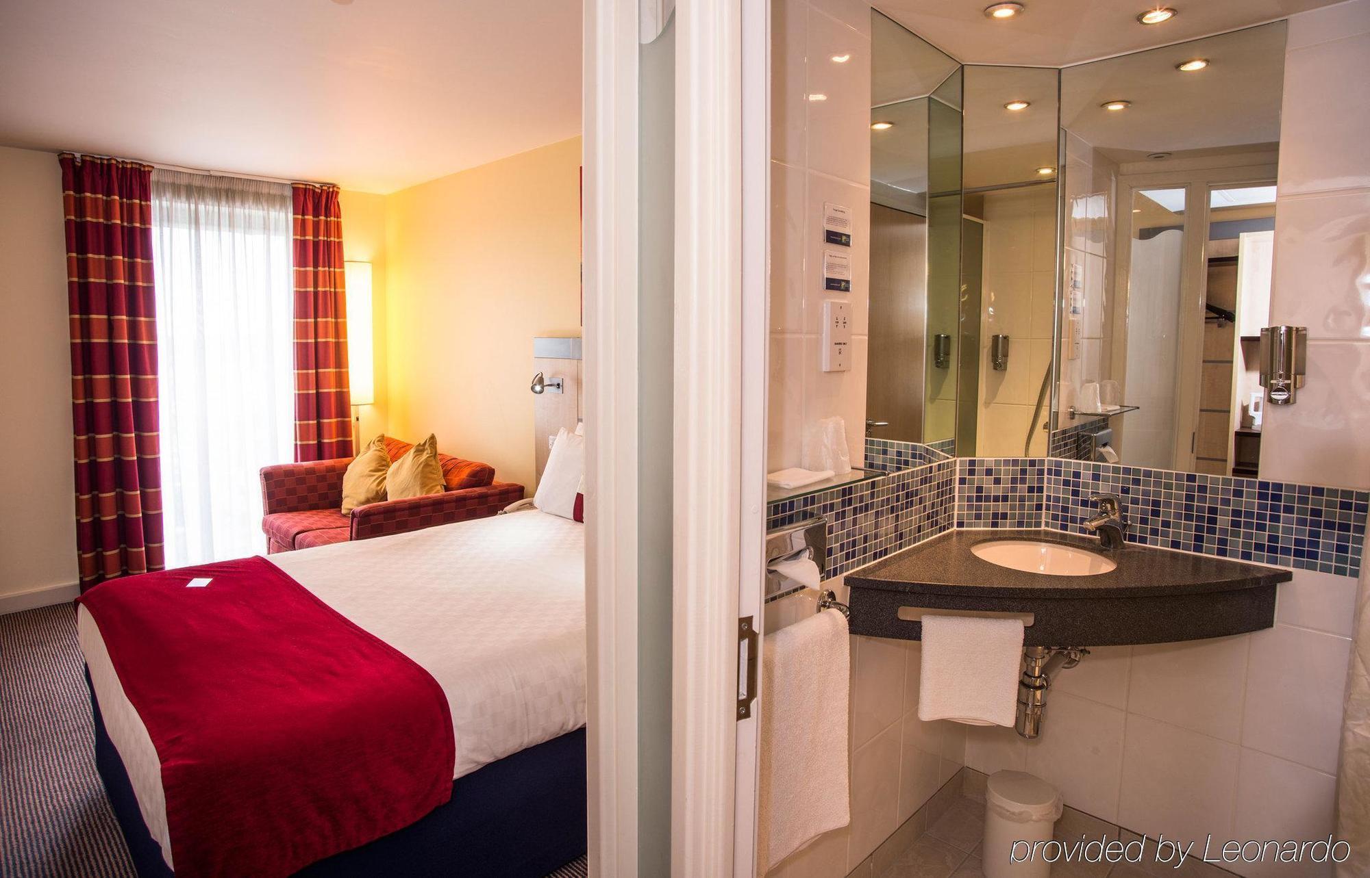 Holiday Inn Express London Stansted Airport By Ihg Stansted Mountfitchet Esterno foto