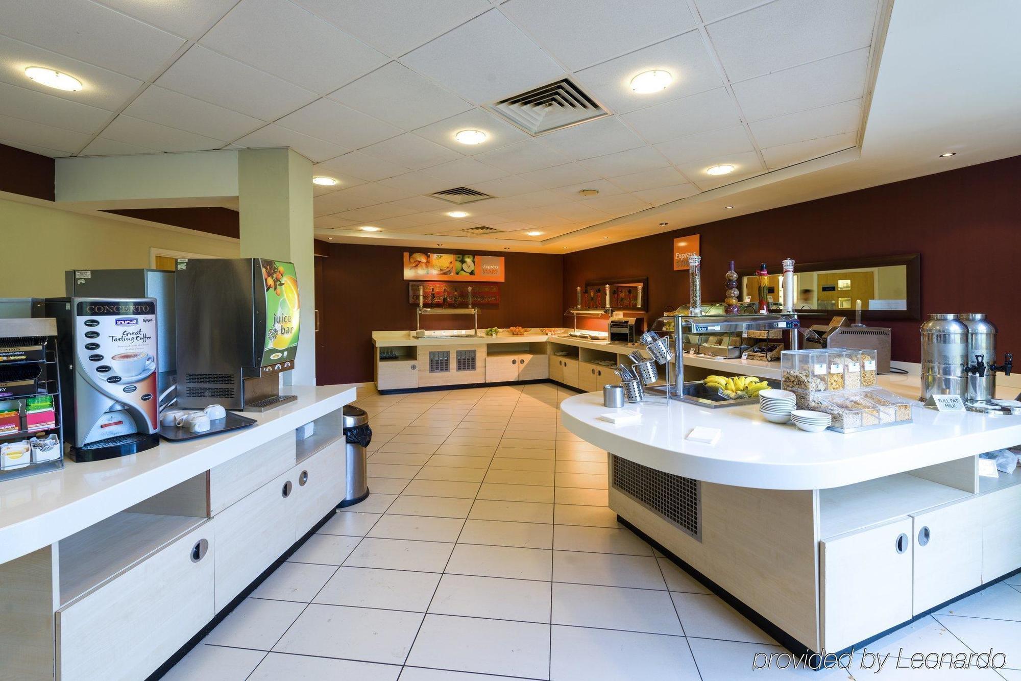 Holiday Inn Express London Stansted Airport By Ihg Stansted Mountfitchet Esterno foto