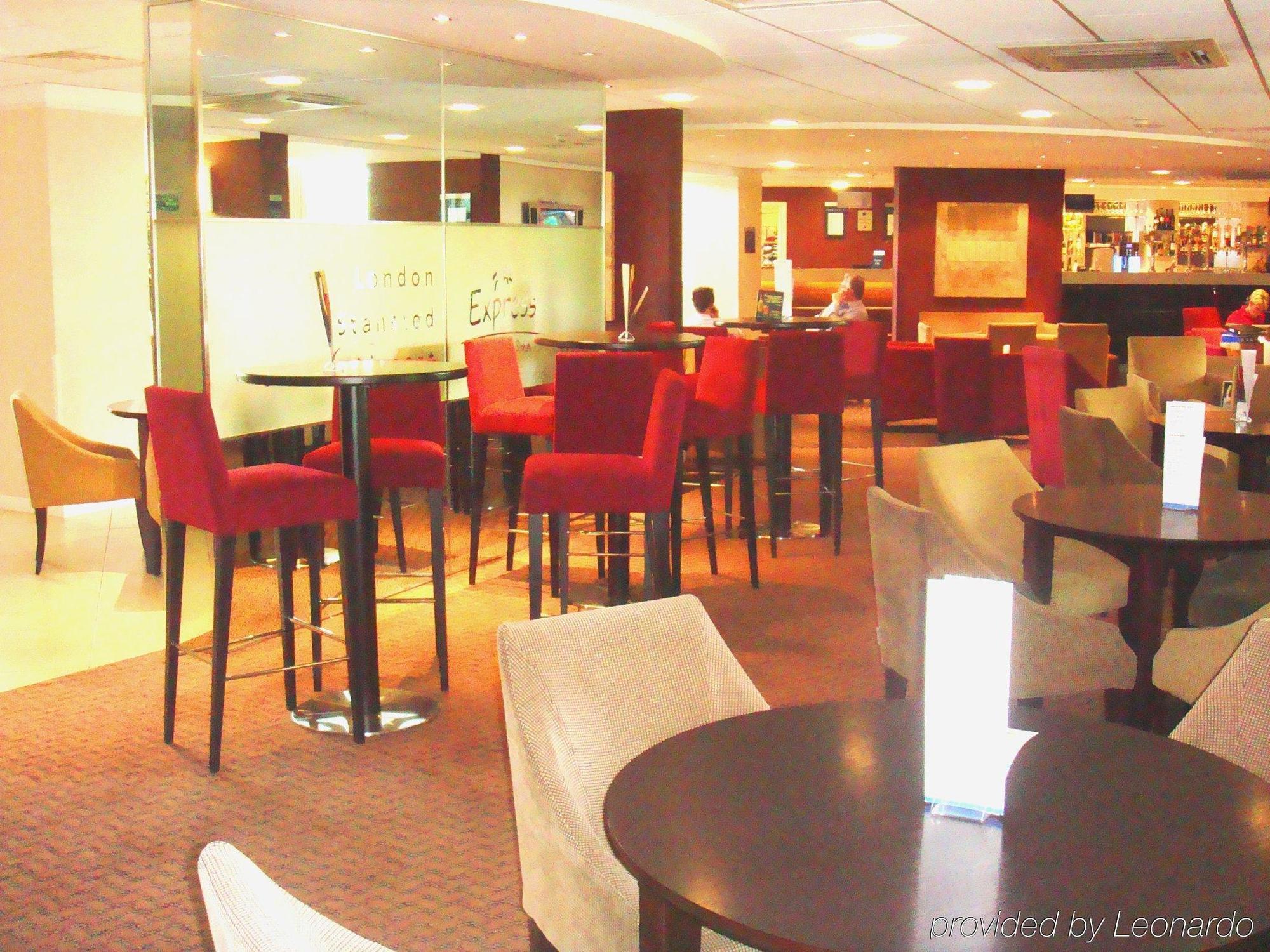Holiday Inn Express London Stansted Airport By Ihg Stansted Mountfitchet Esterno foto